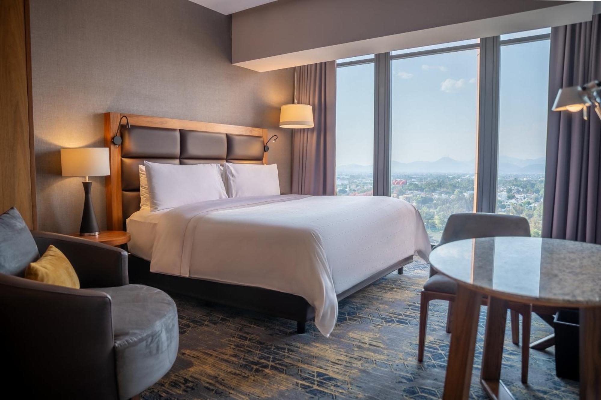 Fiesta Americana Viaducto Aeropuerto เม็กซิโกซิตี้ ภายนอก รูปภาพ A guest room at the hotel