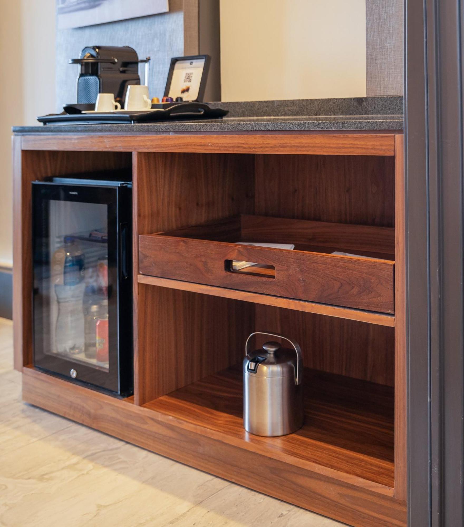 Fiesta Americana Viaducto Aeropuerto เม็กซิโกซิตี้ ภายนอก รูปภาพ A mini-bar in a hotel room