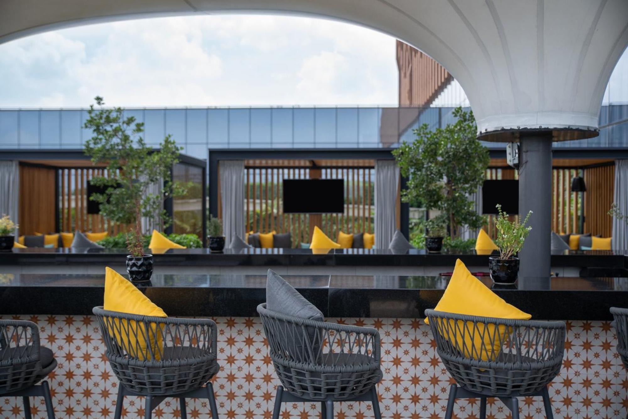 Fiesta Americana Viaducto Aeropuerto เม็กซิโกซิตี้ ภายนอก รูปภาพ The bar at the rooftop